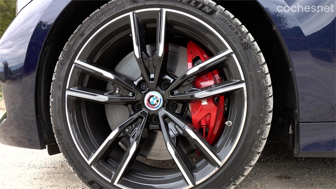 Las llantas de 19 pulgadas con neumáticos Michelin Pilot Sport dejan relucir las pinzas en color rojo. 