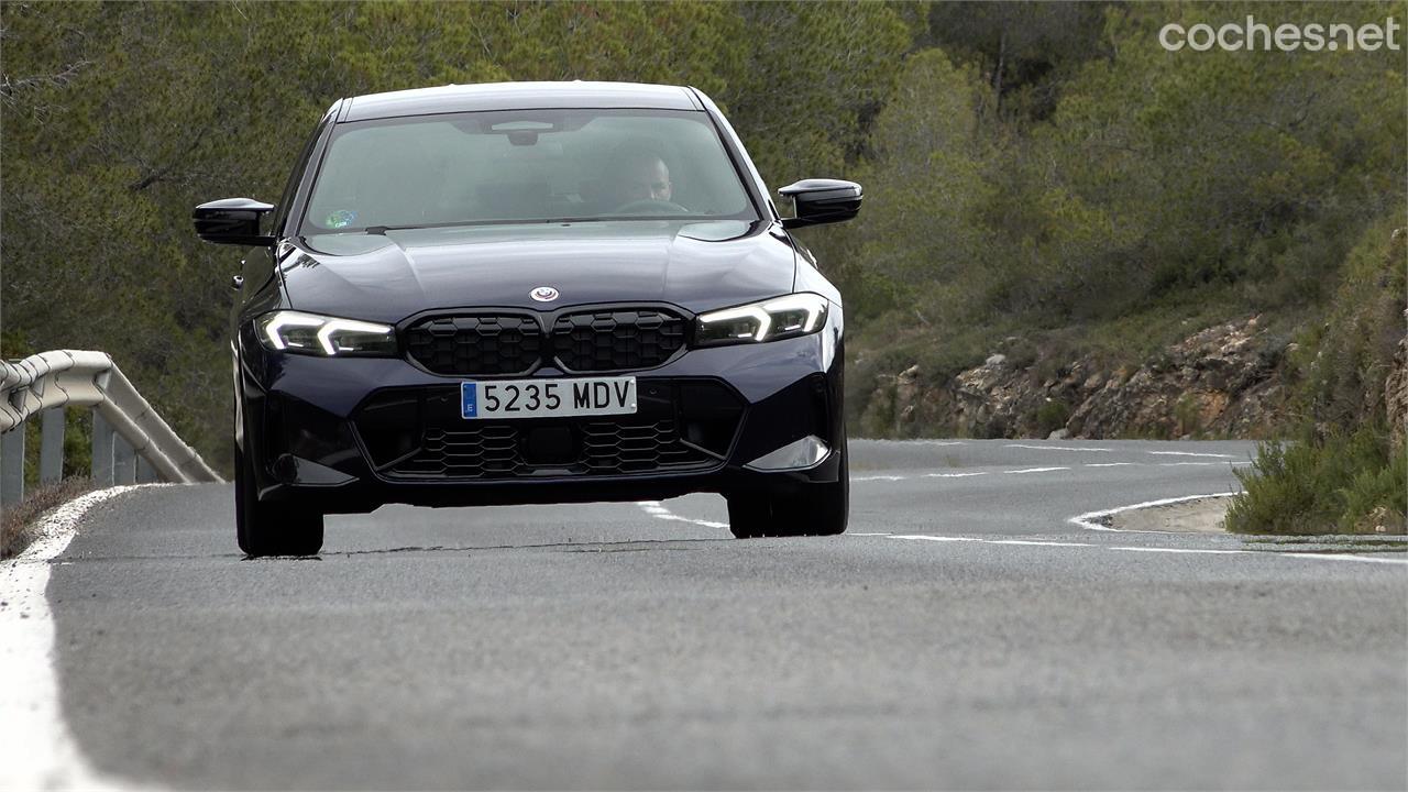 El comportamiento de este BMW Serie 3 M340i XDrive es impecable y bastante adictivo. Se lleva muy bien en carretera de montaña. 