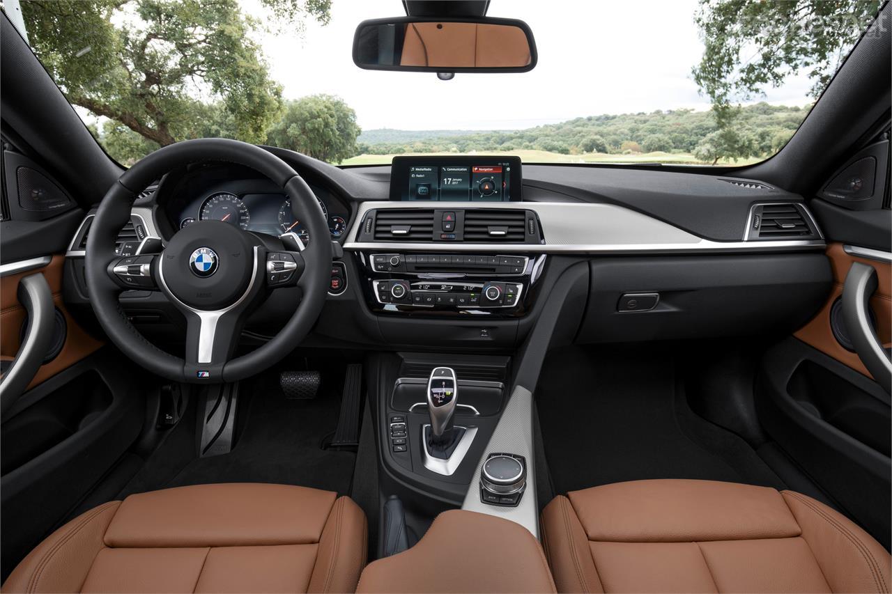 BMW ofrece nuevas tapicerías para el interior, que ahora cuenta con detalles galvanizados y cromados en algunas partes del salpicadero. 