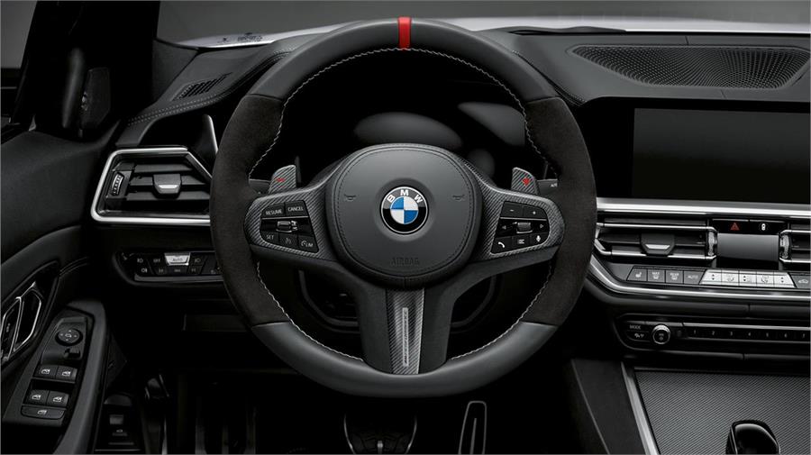 Para el interior hay disponible un volante M y molduras en diseño de fibra de carbono.