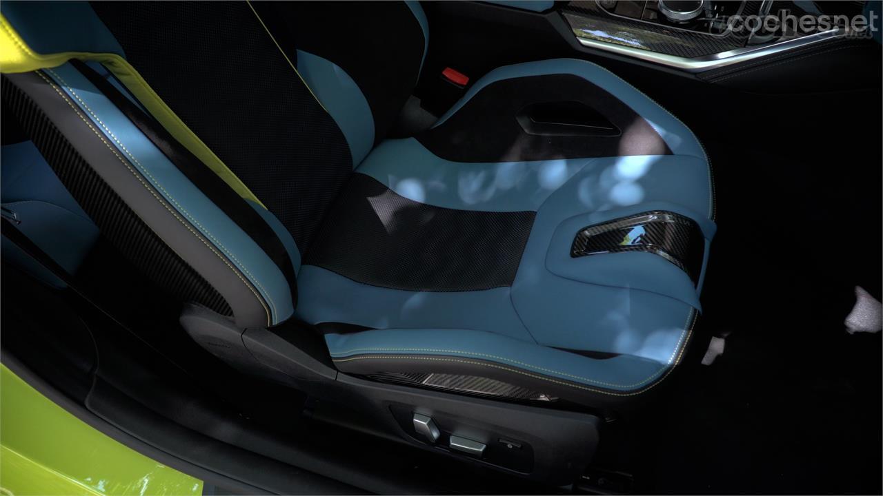 En el interior el protagonismo lo tiene los asientos tipo baquet de fibra de carbono –casi 10 kg más ligeros que los de serie.