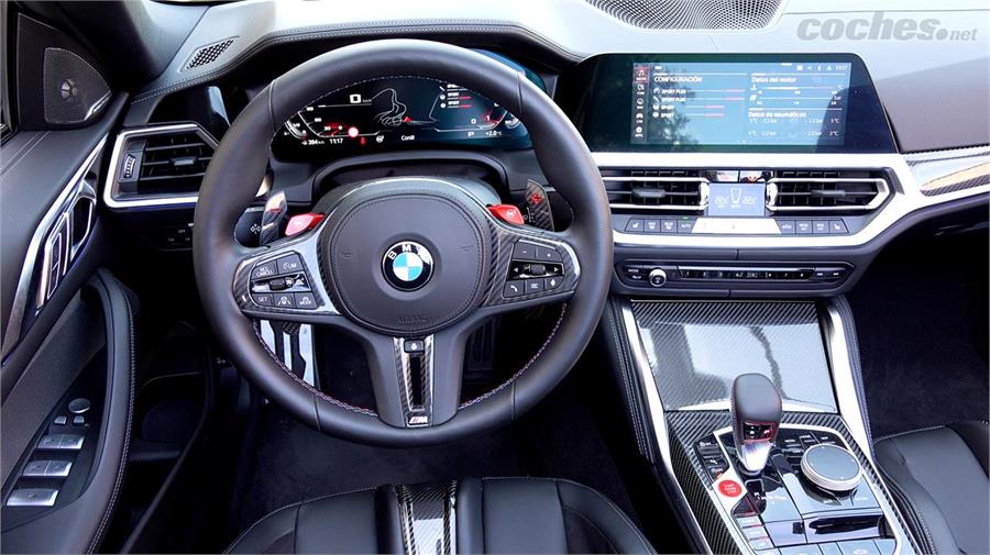 La pantalla central ofrece Apple CarPlay y Android Auto con conexión inalámbrica y Alexa. Además podremos configurar muchísimos parámetros del coche.