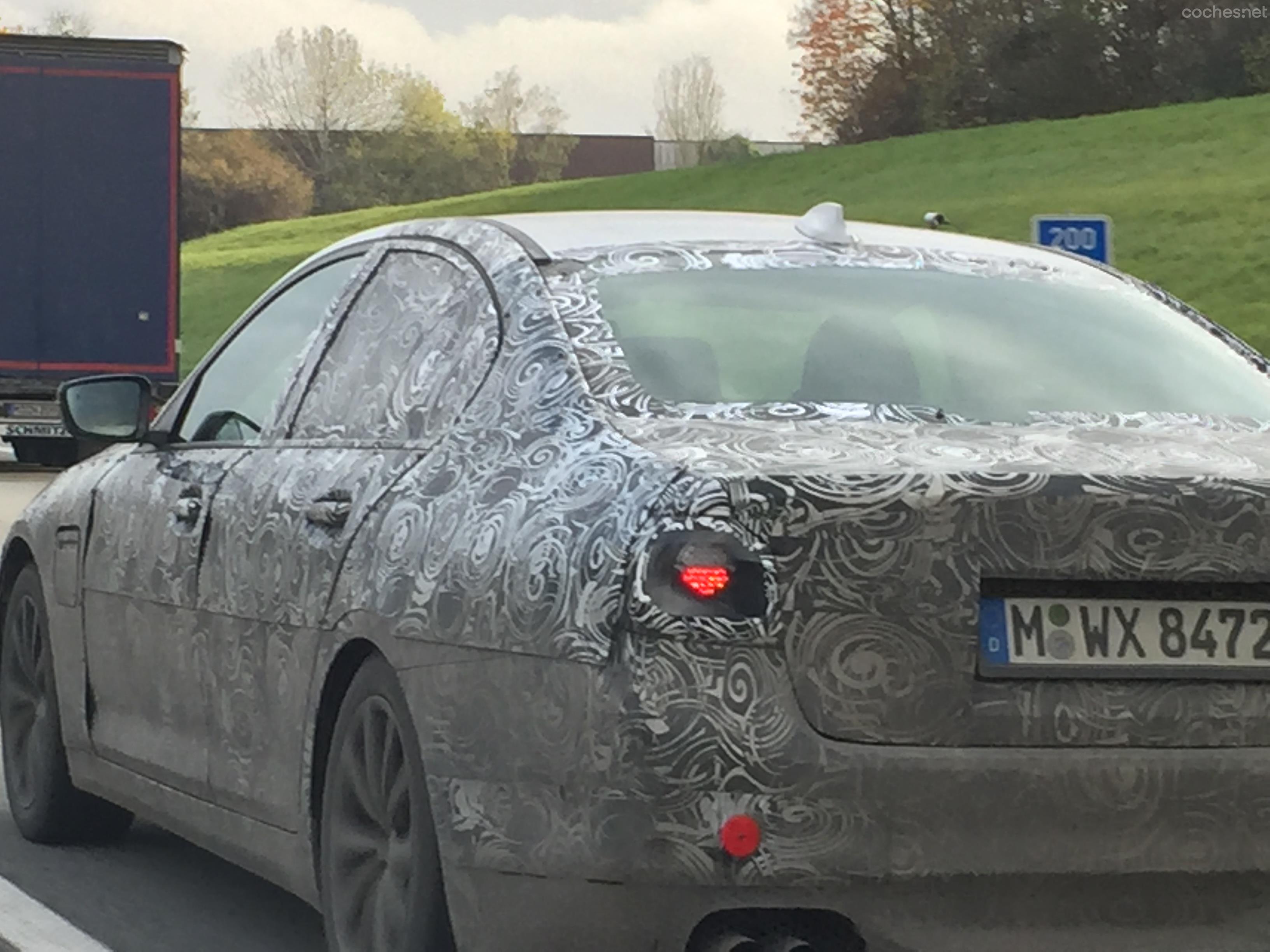 Esta es la versión Plug-in Hybrid del nuevo Serie 5, en la aleta delantera izquierda se aprecia la tapa de la toma de corriente del sistema híbrido (Foto: von Ludwig).