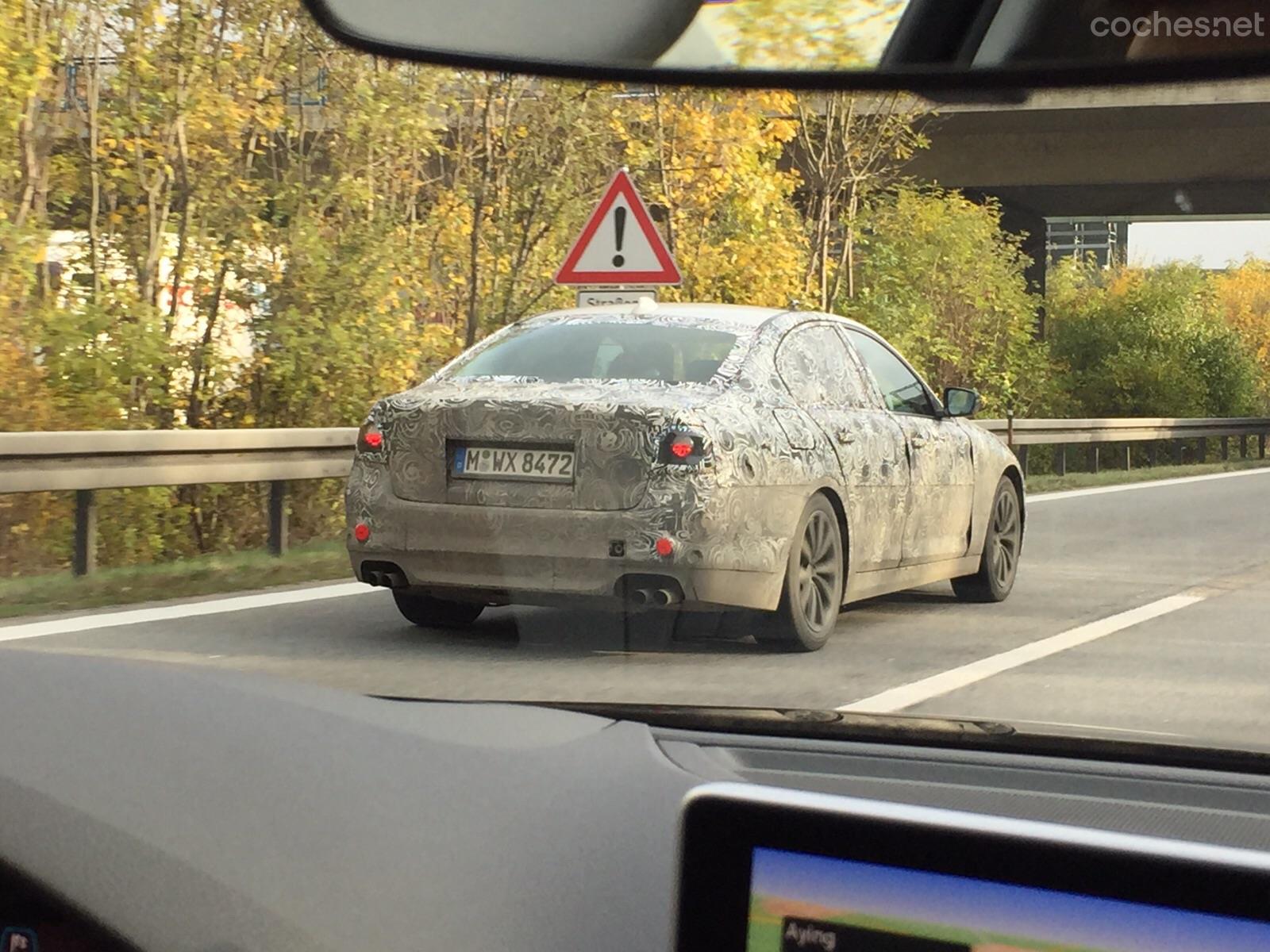 El poco camuflaje de esta unidad de pruebas refleja que la séptima generación del BMW Serie 5 presenta un diseño bastante similar al del modelo actual (Foto: von Ludwig).