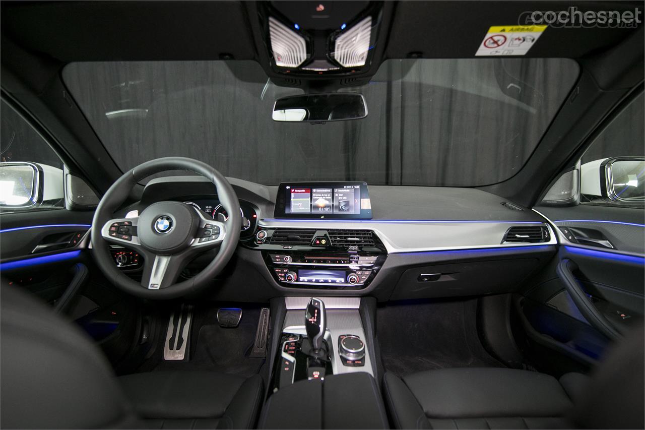 El habitáculo sigue las líneas habituales de los BMW de gran formato con una pantalla de 12,5 pulgadas y una instrumentación digital que cambia con los modos de conducción.