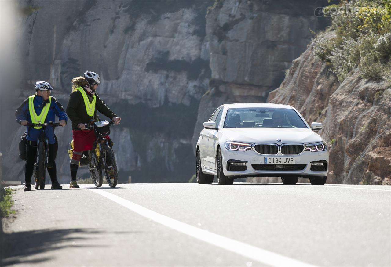 El coche dispone de numerosas ayudas a la conducción siempre y cuando las incluyamos en opción.