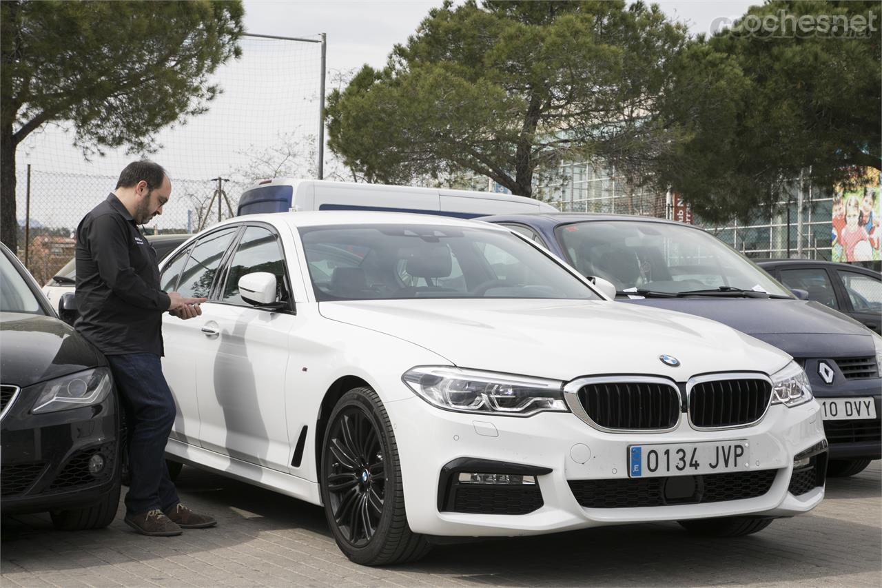 En casos como este, poder mover el coche mediante la llave nos permitirá aparcar en batería sin tener problemas para entrar y salir.