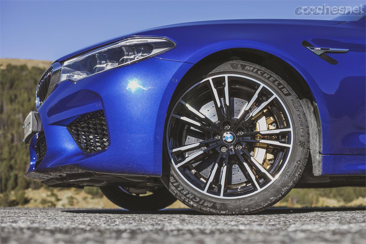 Los neumáticos Michelin Pilot Sport 4 S delanteros miden 275 de sección, ¡la misma anchura que los traseros del M5 clásico!