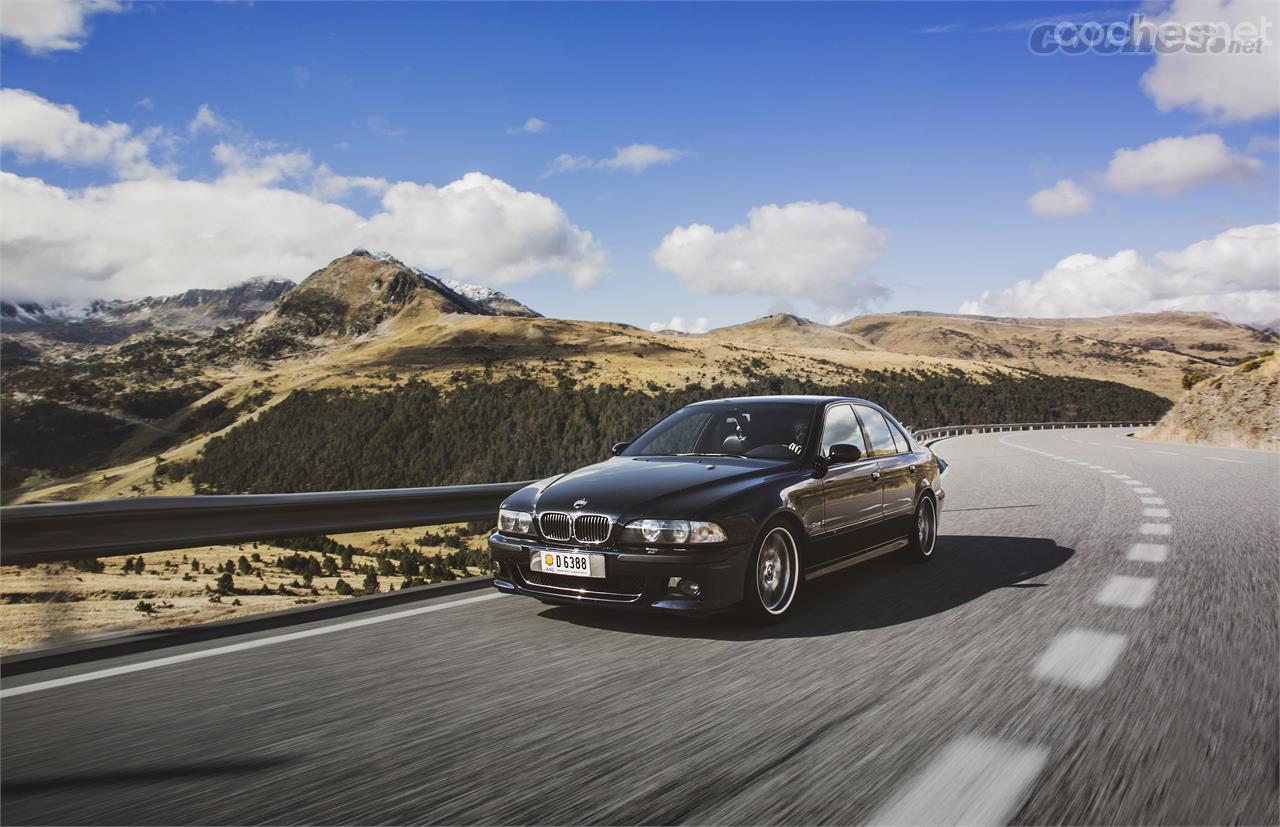 El M5 E39 (1998-2003) está animado por un V8 atmosférico de 4 litros que entrega 400 CV a 6.600 rpm y 500 Nm a 3.800 rpm.