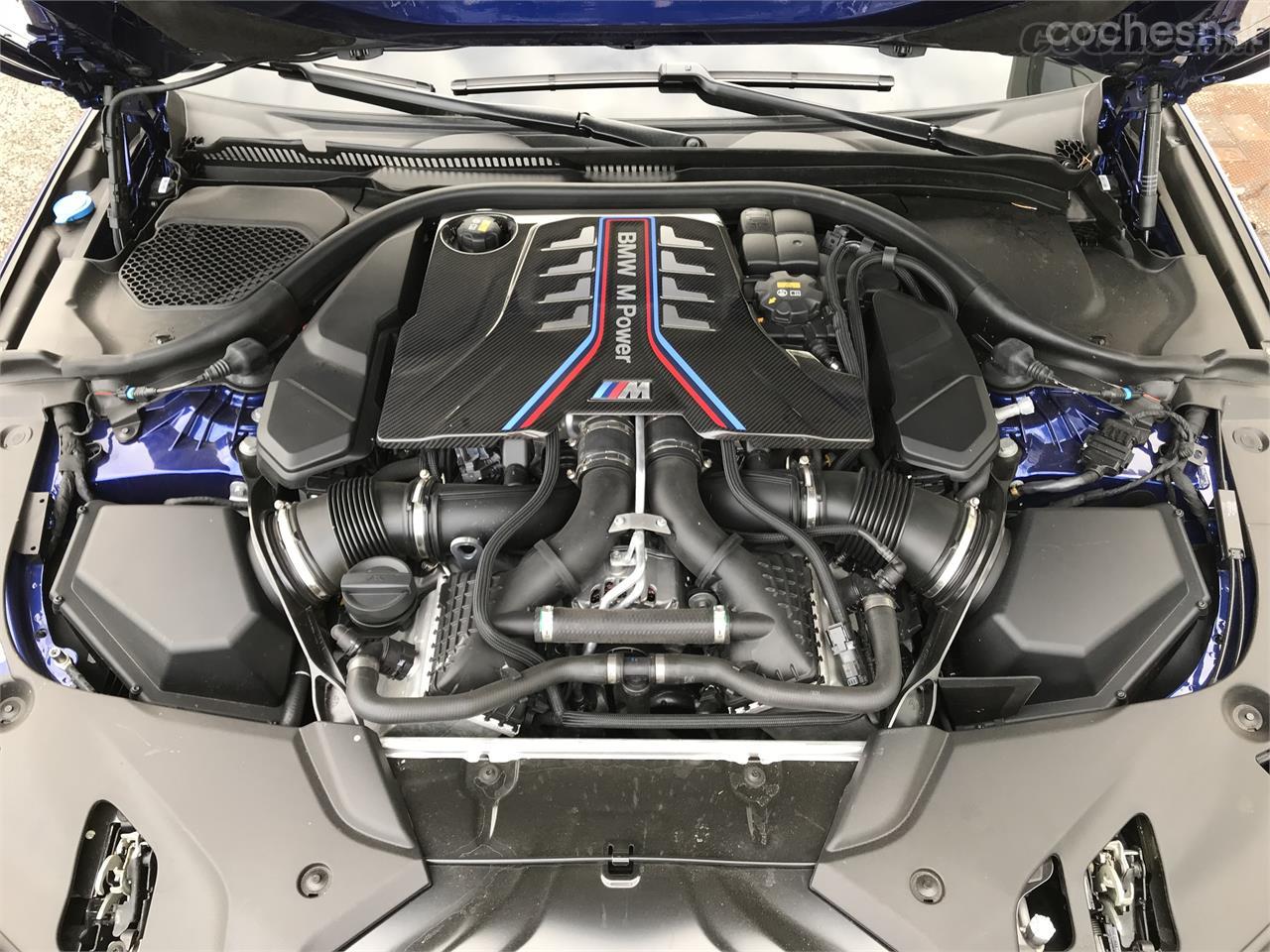 Esta cubierta en carbono opcional cuesta 1.533 euros. Con o sin ella este V8 biturbo rinde 600 CV y 750 Nm.