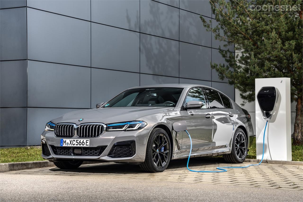 BMW 545e xDrive: Un PHEV con 394 CV de potencia