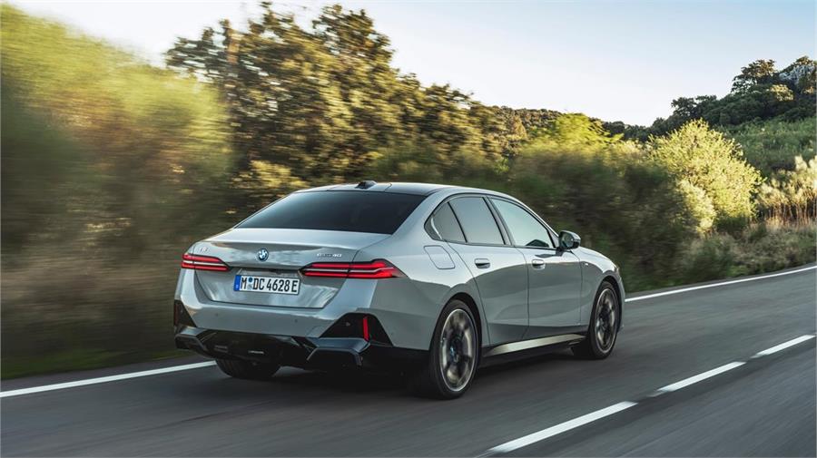 En el momento del lanzamiento habrá versiones de gasolina y diésel con micro-hibridación, así como el estreno del BMW i5, la versión 100% eléctrica.