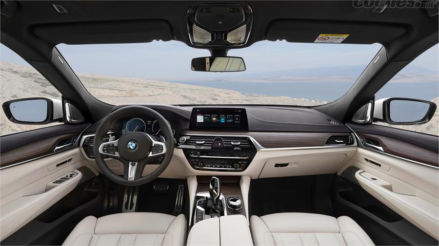 Pocos cambios en el habitáculo respecto al resto de modelos grandes de BMW con la consola orientada al conductor y la pantalla en posición preeminente.