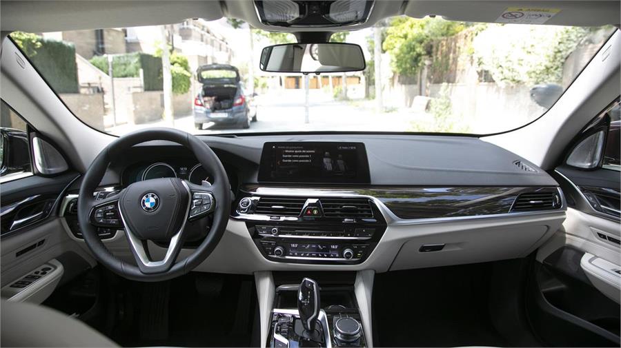 Las plazas delanteras del BMW Serie 6 GT tienen una ambientación muy clásica, y destaca por su equipamiento tecnológico. 