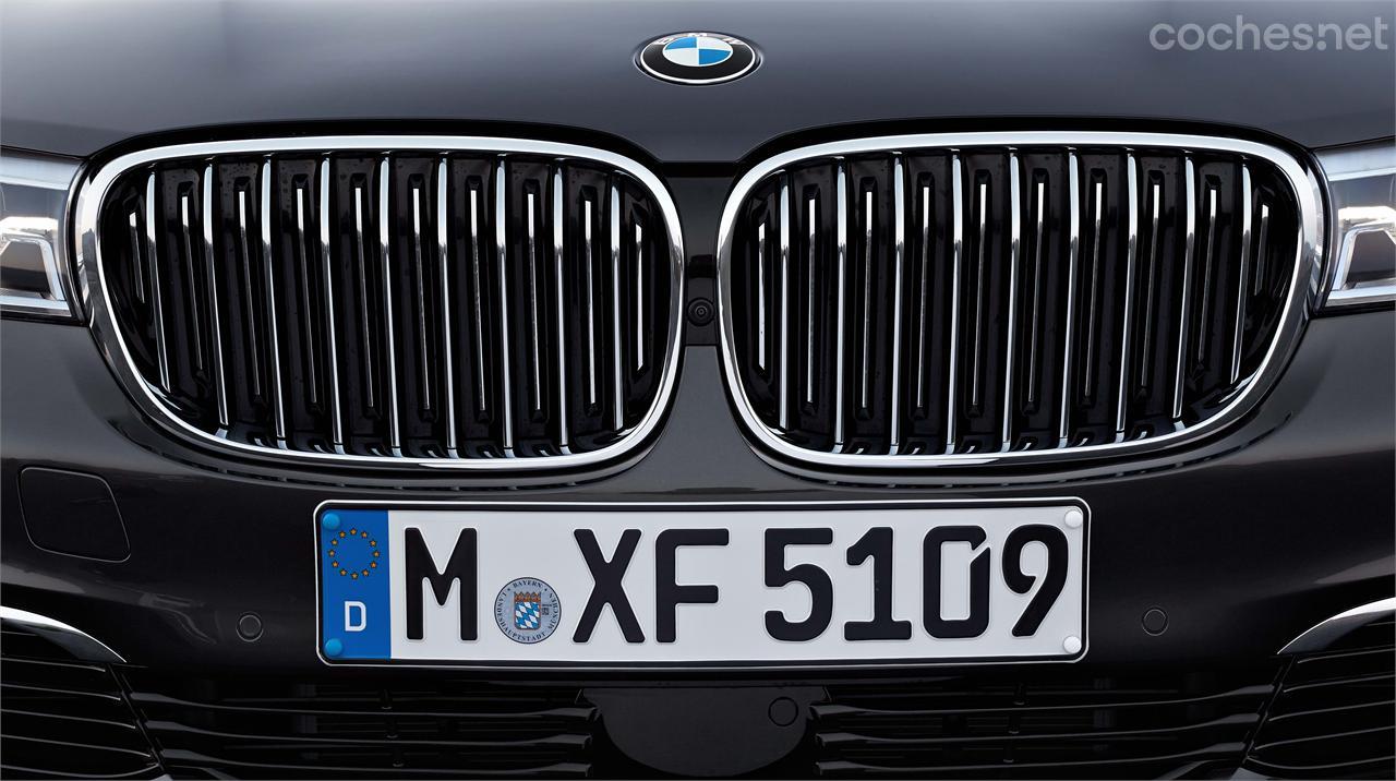 La doble parrilla típica de BMW incorpora un sistema de apertura variable que modifica ligeramente su estética. Ahora tiene más varillas. 