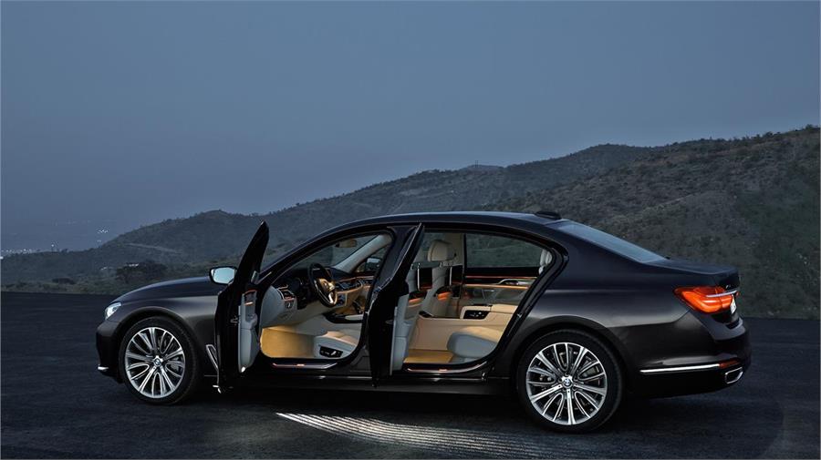 BMW lanzará sus coches sin pantalla táctil, por la crisis de los