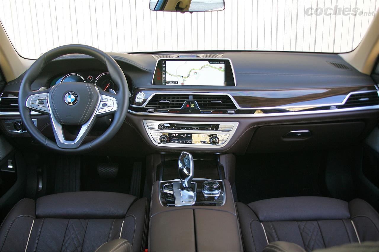 Salpicadero 100% BMW con la consola central orientada hacia el conductor, el típico pomo del cambio automático de la marca y la pantalla elevada de gran tamaño.