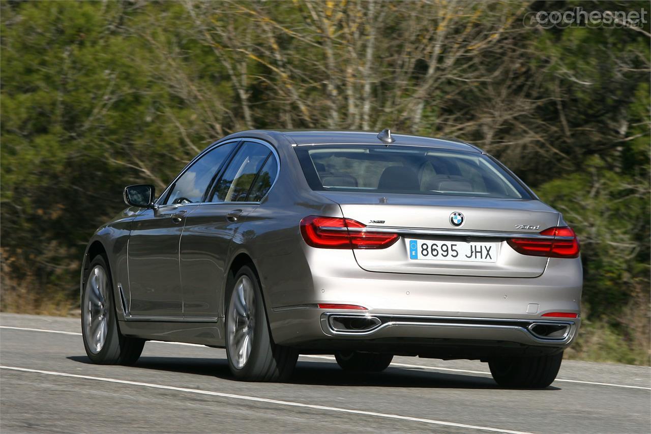 La estabilidad del coche es excepcional, al igual que su nivel de confort. El plus de la tracción xDrive le proporciona la misma estabilidad sobre mojado.