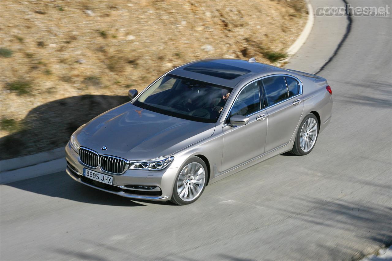 En carreteras de montaña, el 630d xDrive, pese a su tamaño y su peso, ofrece las sensaciones al volante de un coche más pequeño y más ágil.