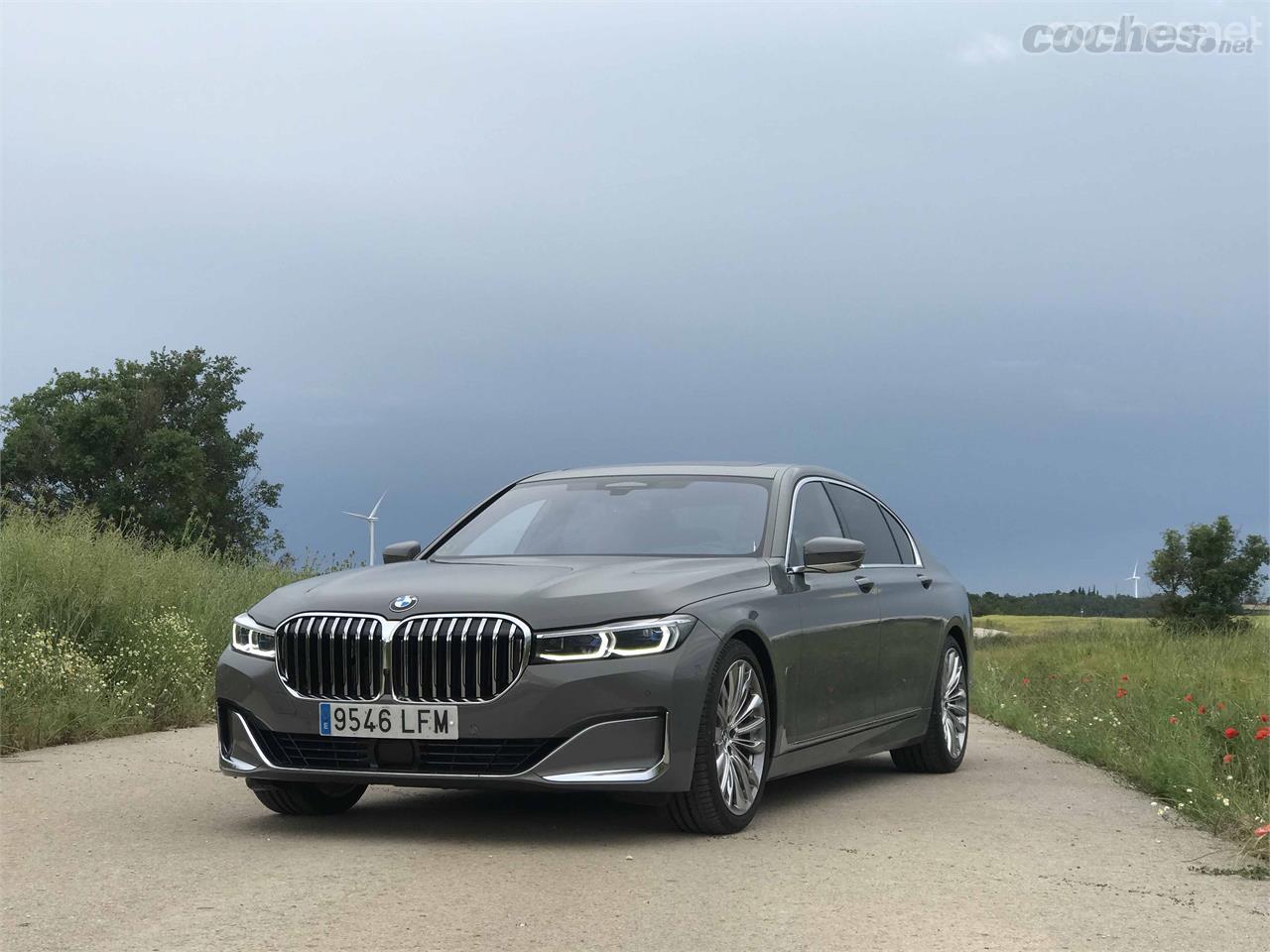 El BMW Serie 7 es el buque insignia de la marca bávara. La berlina de mayor tamaño y más lujosa que fabrica.