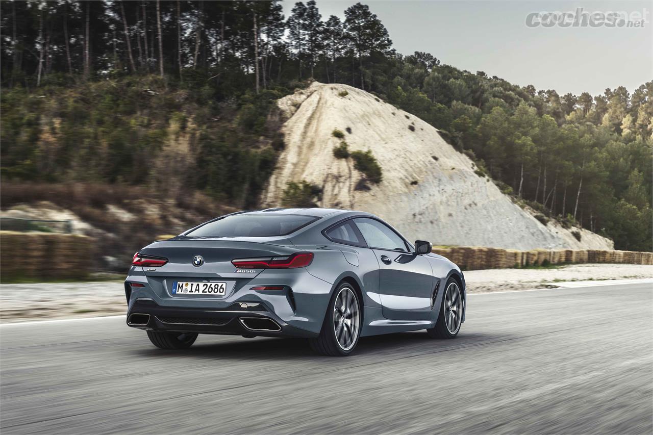 La zaga del BMW Serie 8 Coupé es claramente deportiva. La carrocería es muy aerodinámica, y luce el nuevo lenguaje de diseño de BMW.