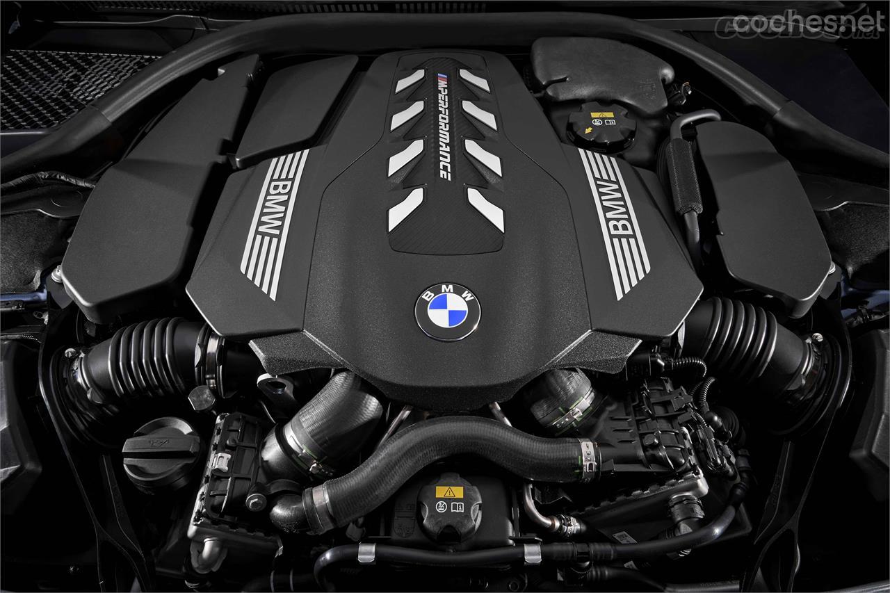 Bonita imagen del motor V8 de gasolina, que da 530 CV y que monta la versión M850i xDrive Coupe M Performance. 