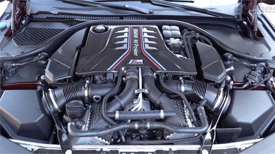 El motor V8 de 4,4 litros sobrealimentado por dos turbos rinde 625 CV a 6.000 rpm y 750 Nm de 1.800 a 5.800 rpm.