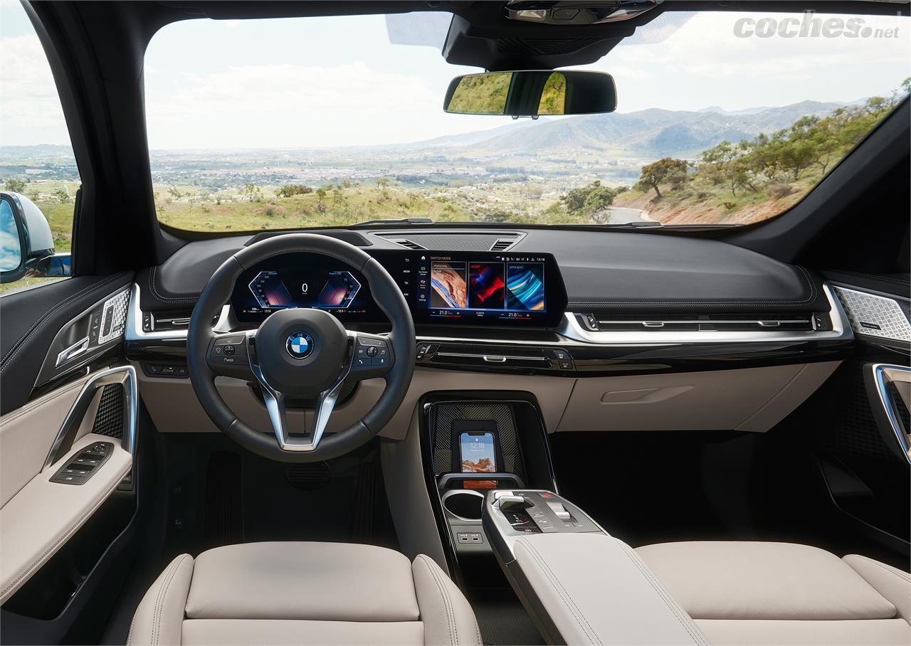 El interior es más moderno, digital y también más espacioso. El nuevo BMW X1 es más grande.