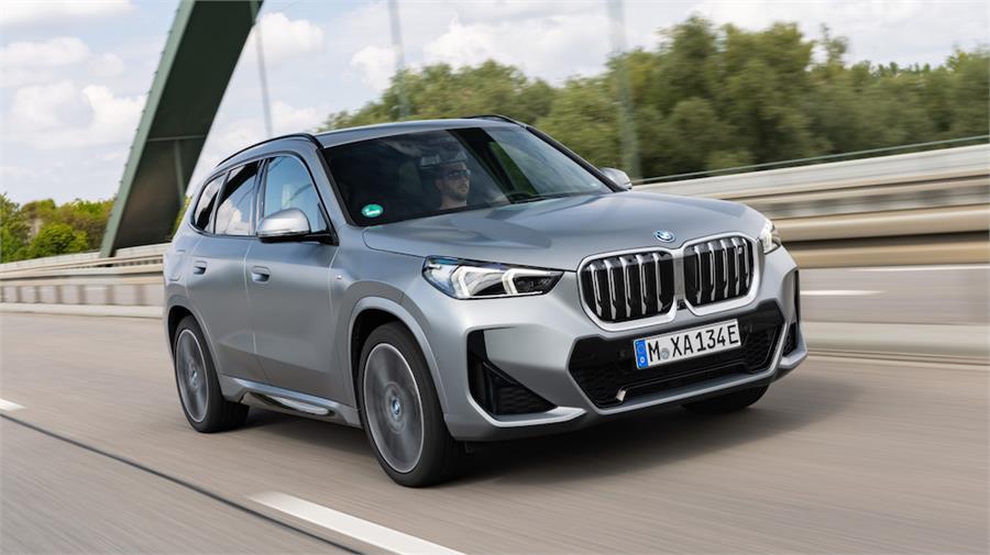 El BMW iX1 funciona con precisión, fuerza y seguridad. Los motores eléctricos empujan mucho, de forma silenciosa y muy progresiva. 