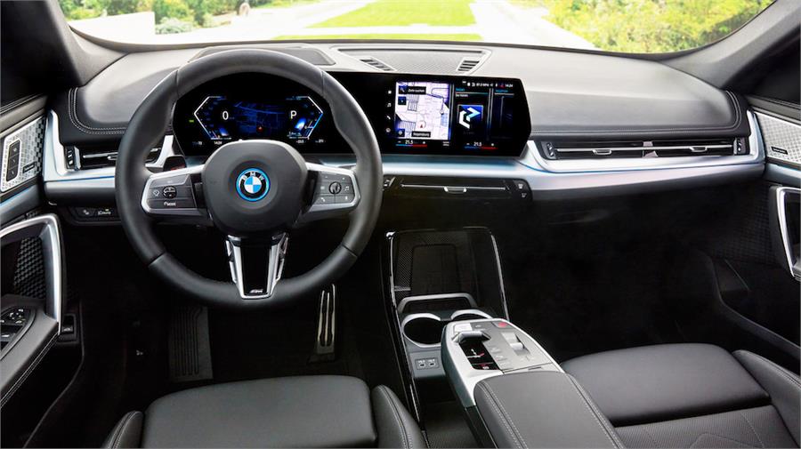 El interior del nuevo BMW X1 es idéntico al de un Serie 2 Active Tourer. Se ve más simple, fresco y moderno. 