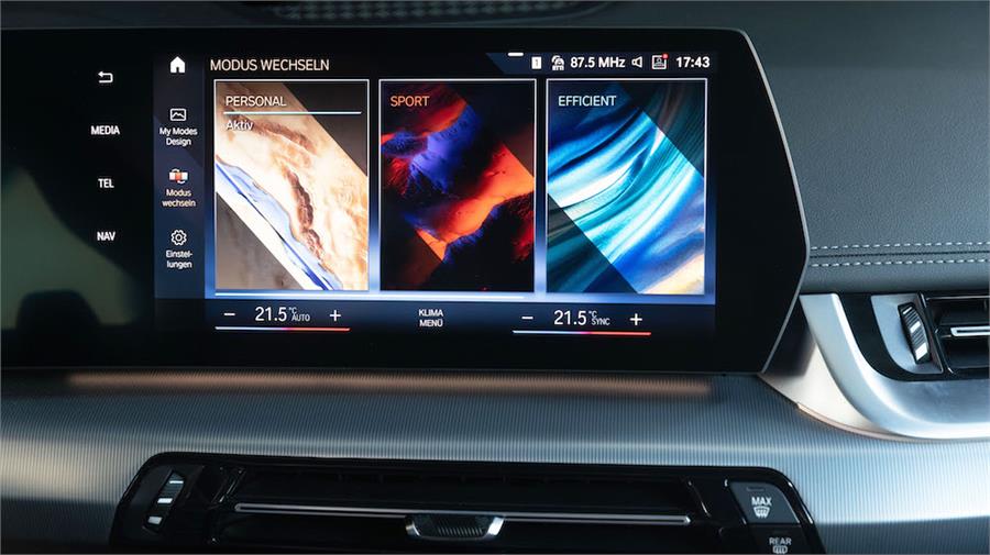 En los nuevos BMW iX1 y X1 se incorpora esta pantalla digital para el navegador, junto a otra que hace de cuadro de instrumentos. 