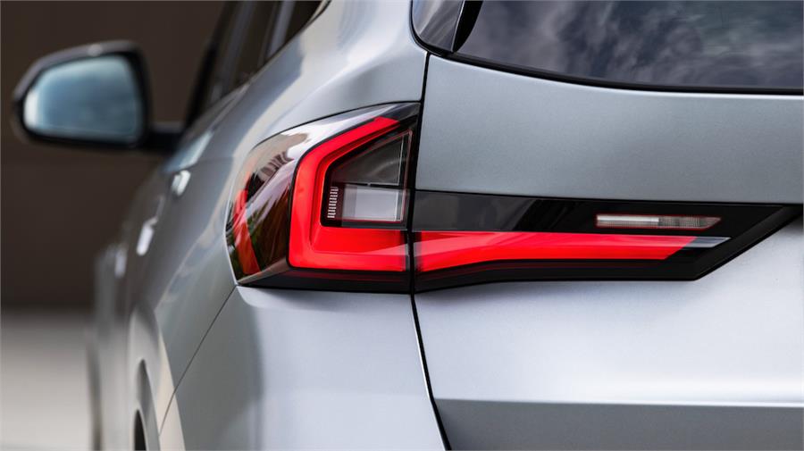 La forma de L de las luces traseras, con efecto 3D, dan un toque más llamativo y deportivo a los nuevos BMW iX1 y X1.