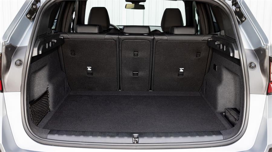 El maletero del BMW X1 tiene algo menos de capacidad que del X2, pero coinciden  en las formas muy cuadradas.