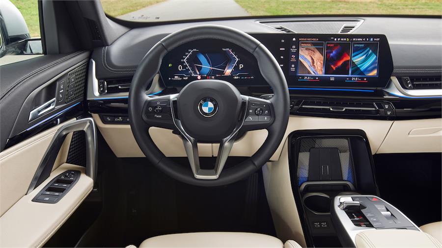 Las nuevas pantallas digitales del BMW iX1 y X1 dan un aire más moderno al interior de este SUV.