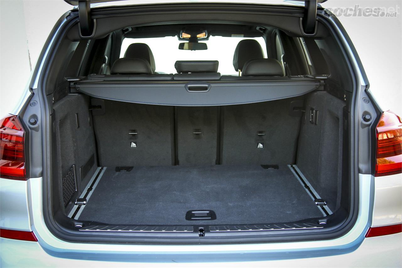 El maletero del BMW X3 declara 550 litros. Un gran volumen de carga, con unas cotas generosas tanto de anchura como altura a bandeja.