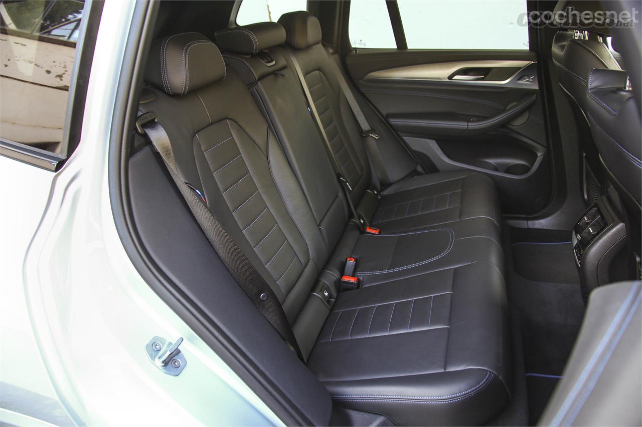 La segunda fila del BMW X3 ofrece tres cómodas plazas, mucho  espacio para las piernas y una generosa altura libre al techo.