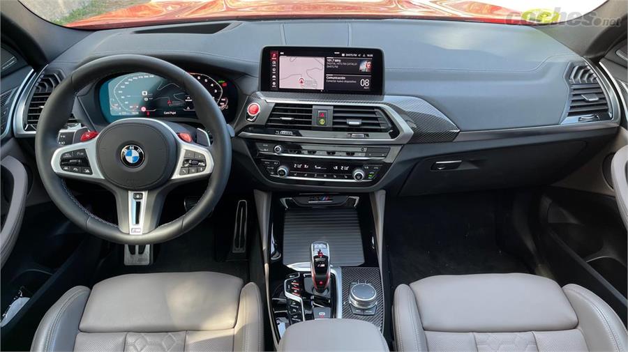 Un interior 100% BMW con instrumentación digital, pantalla central grande y un paquete de inserciones de carbono opcional.