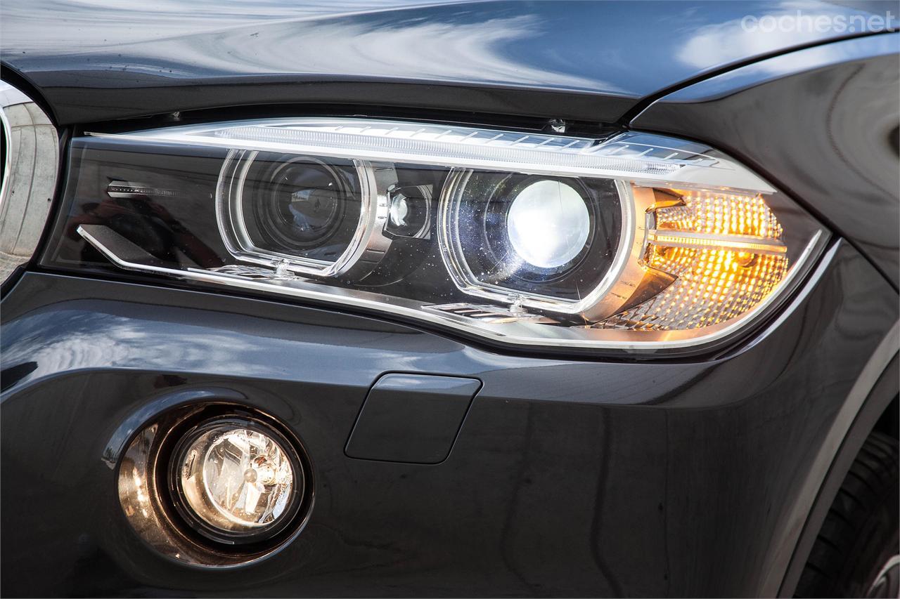 Las luces LED y la nueva forma de los faros crean un frontal más atractivo. La mejor tecnología de iluminación también está presente en este BMW.