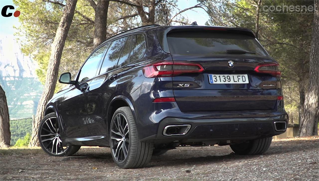 Este X5 tiene una apariencia imponente. Su doble salida de escape y su línea deportiva, en este acabado M, rematan un conjunto muy atractivo. 