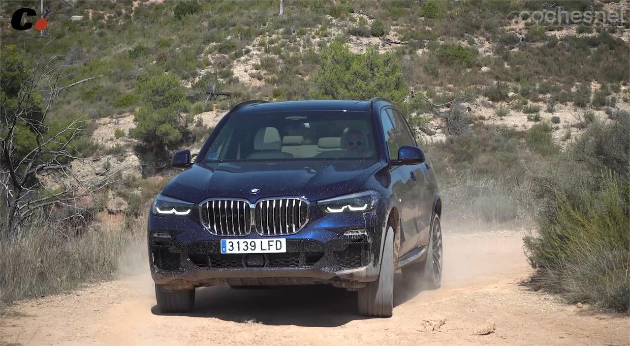 El BMW X5 XDrive 45e puede salir al monte, elevando su suspensión neumática. Pero no es muy aconsejable, ya que es fácil dañar su carrocería. 