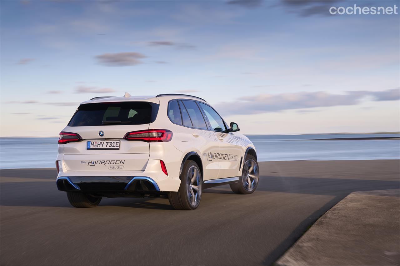 El BMW iX5 Hydrogen es el primer BMW que consume hidrógeno y funciona de forma eléctrica que será producido en serie. 