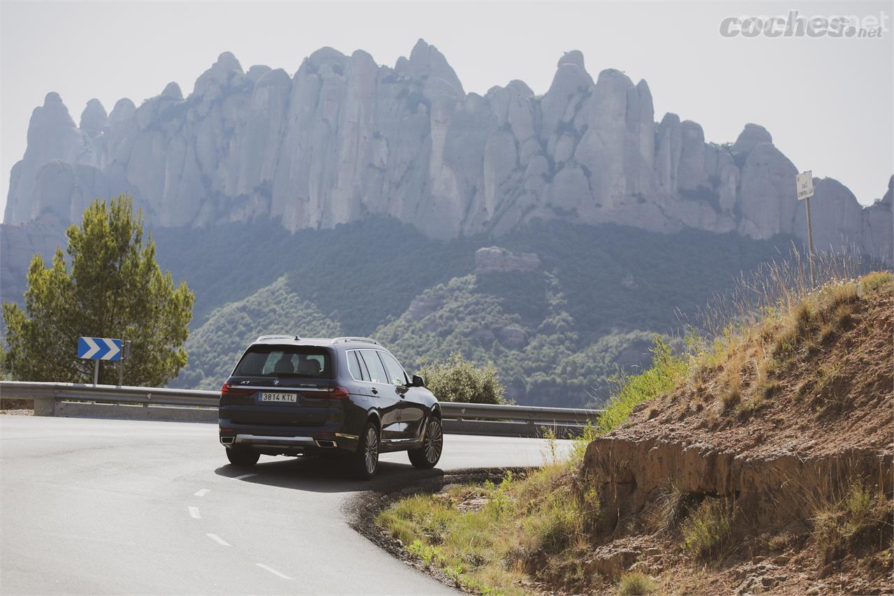 En carreteras de montaña y con el modo Sport de la suspensión insertado, destaca por su agilidad, insólita en un coche tan grande y tan pesado.