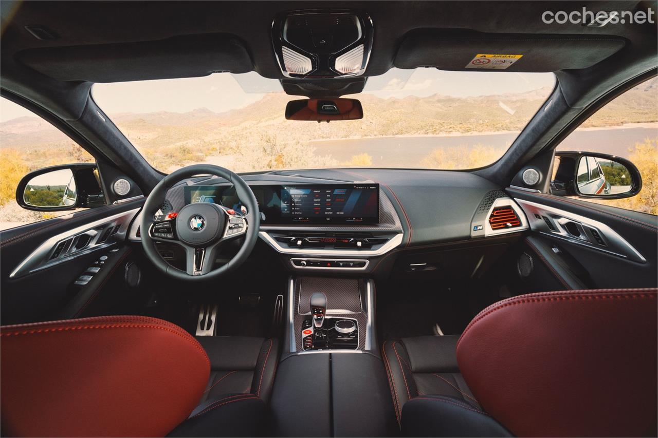 El rojo también es el gran protagonista del habitáculo del BMW XM Label Red. 