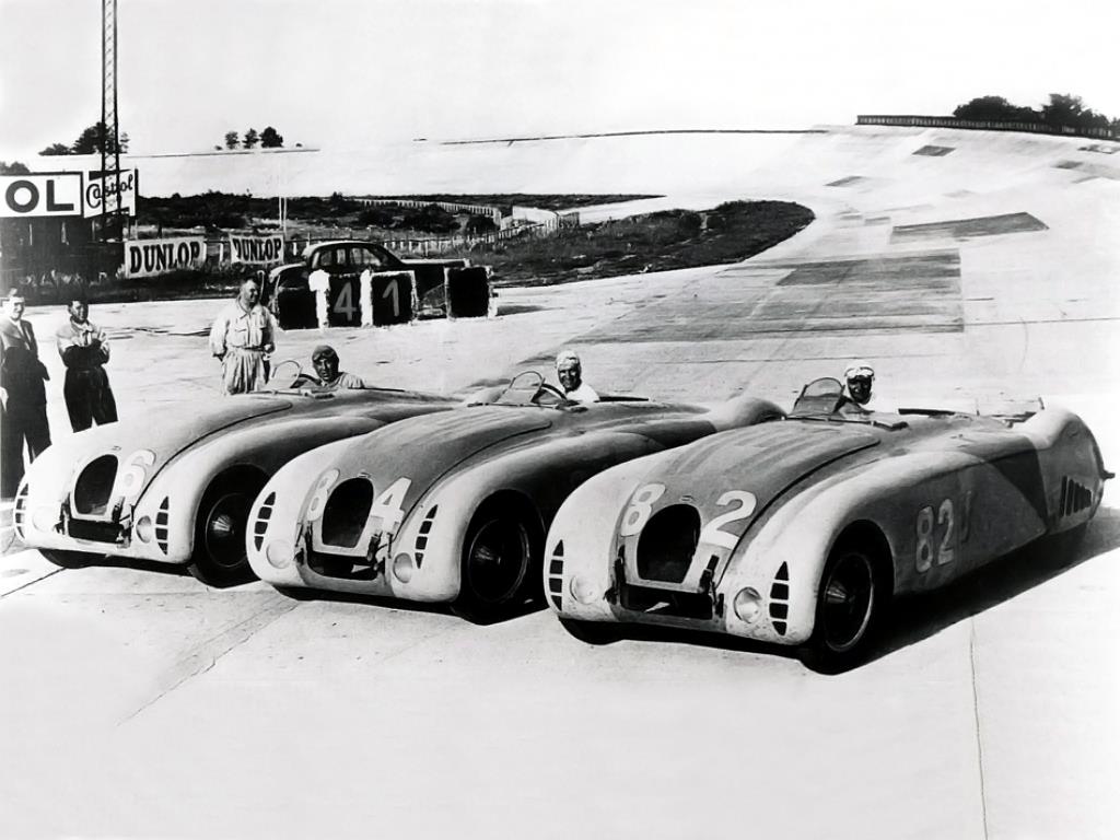 Ahí está el escuadrón de 57G de 1937. Eso no es Le Mans sino Monthléry, donde debieron preparar la carrera.