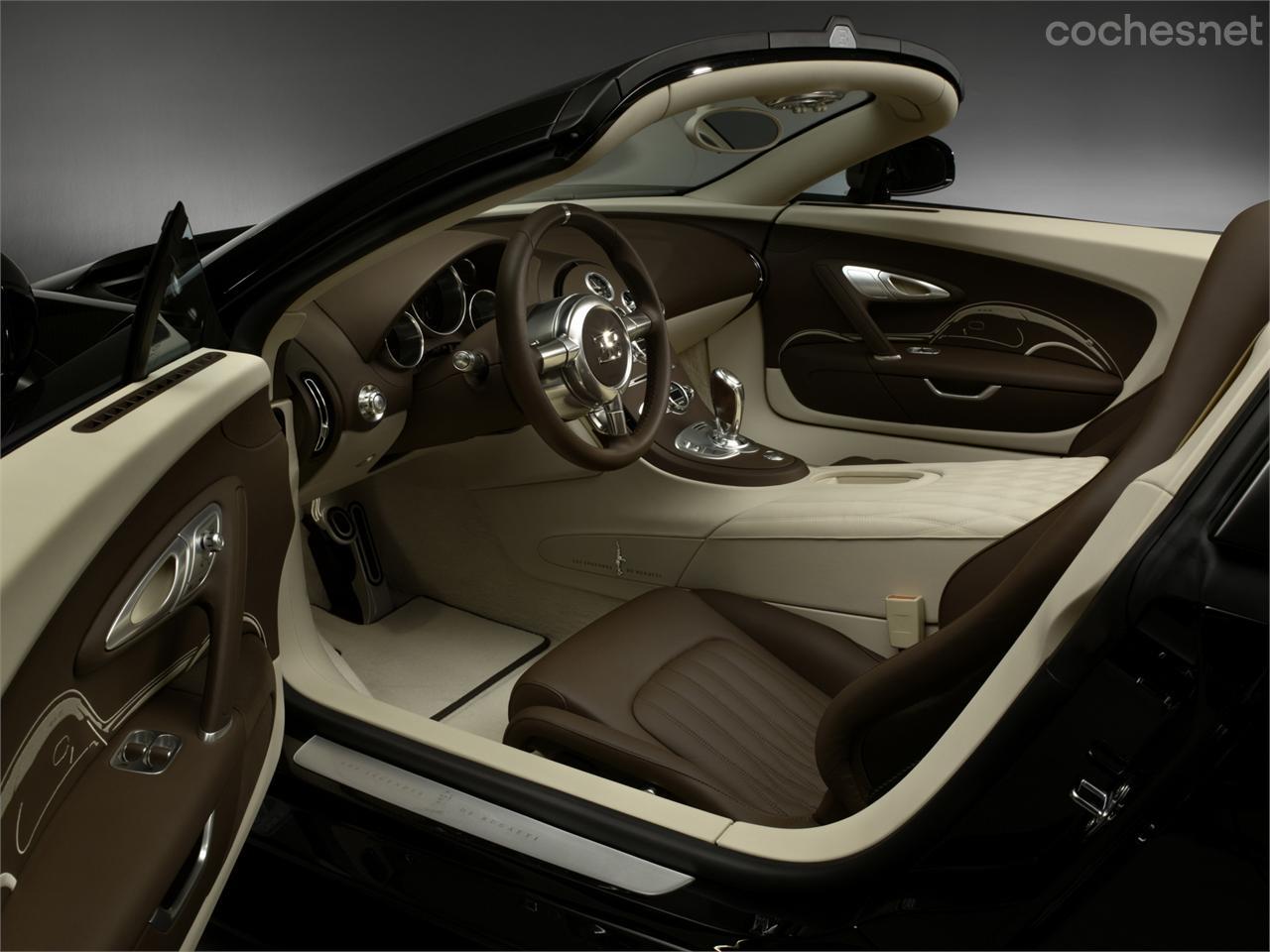 Los mejores cueros, maderas y metales revisten el interior de este Bugatti.