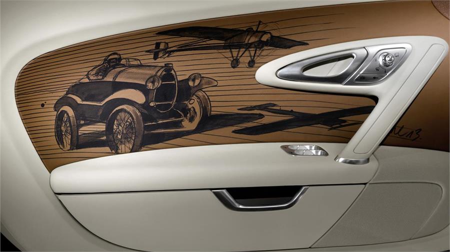Los paneles de las puertas del Bugatti Veyron Les Légendes Bugatti Black Bess han sido pintados a mano con tintas especiales.