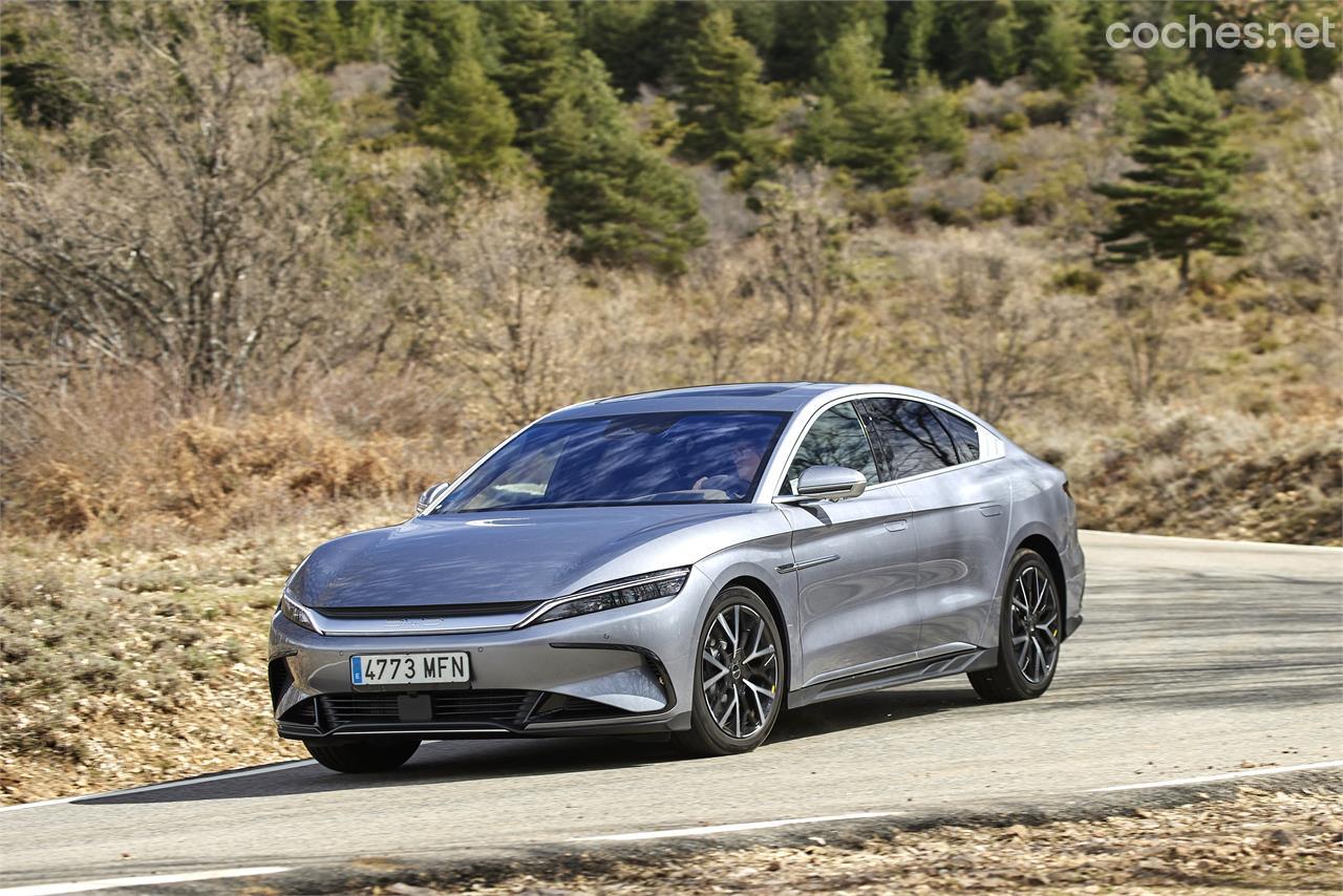 El BYD Han está a medio camino entre un Tesla Model 3 y un Model S, pero tiene 517 Cv de potencia y una autonomía superior a los 500 km. Cuesta 70.000 euros.