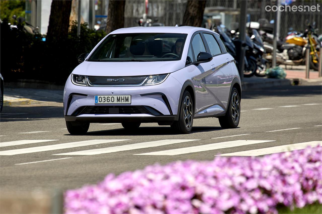 En ciudad lo ideal es circular con la regeneración alta (que no es tan alta). En el ámbito urbano, el BYD Dolphin tiene una autonomía de 565 km.