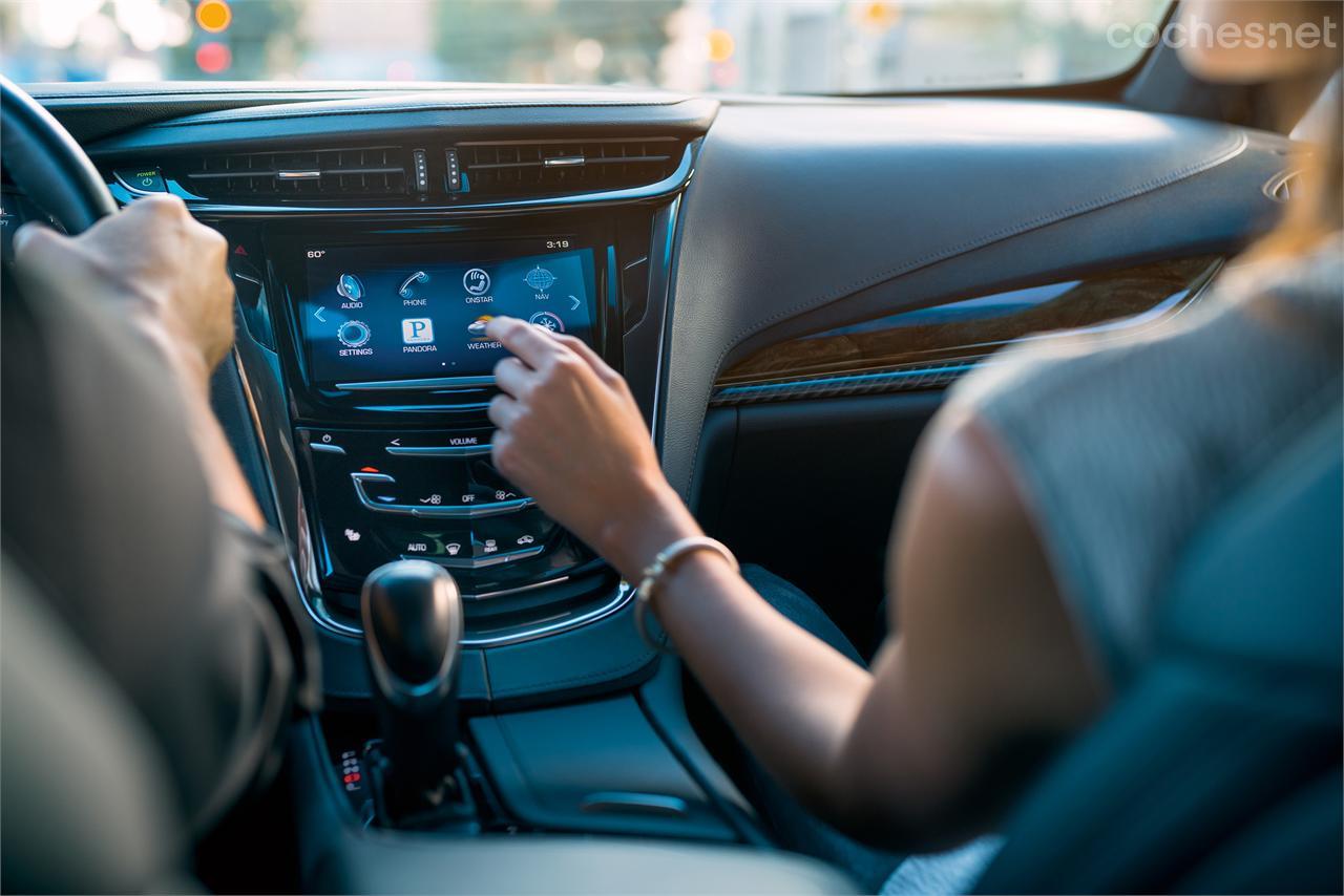 Los pasajeros del Cadillac ELR pueden disfrutar de la última generación del sistema OnStar 4G, con wi-fi integrada.  