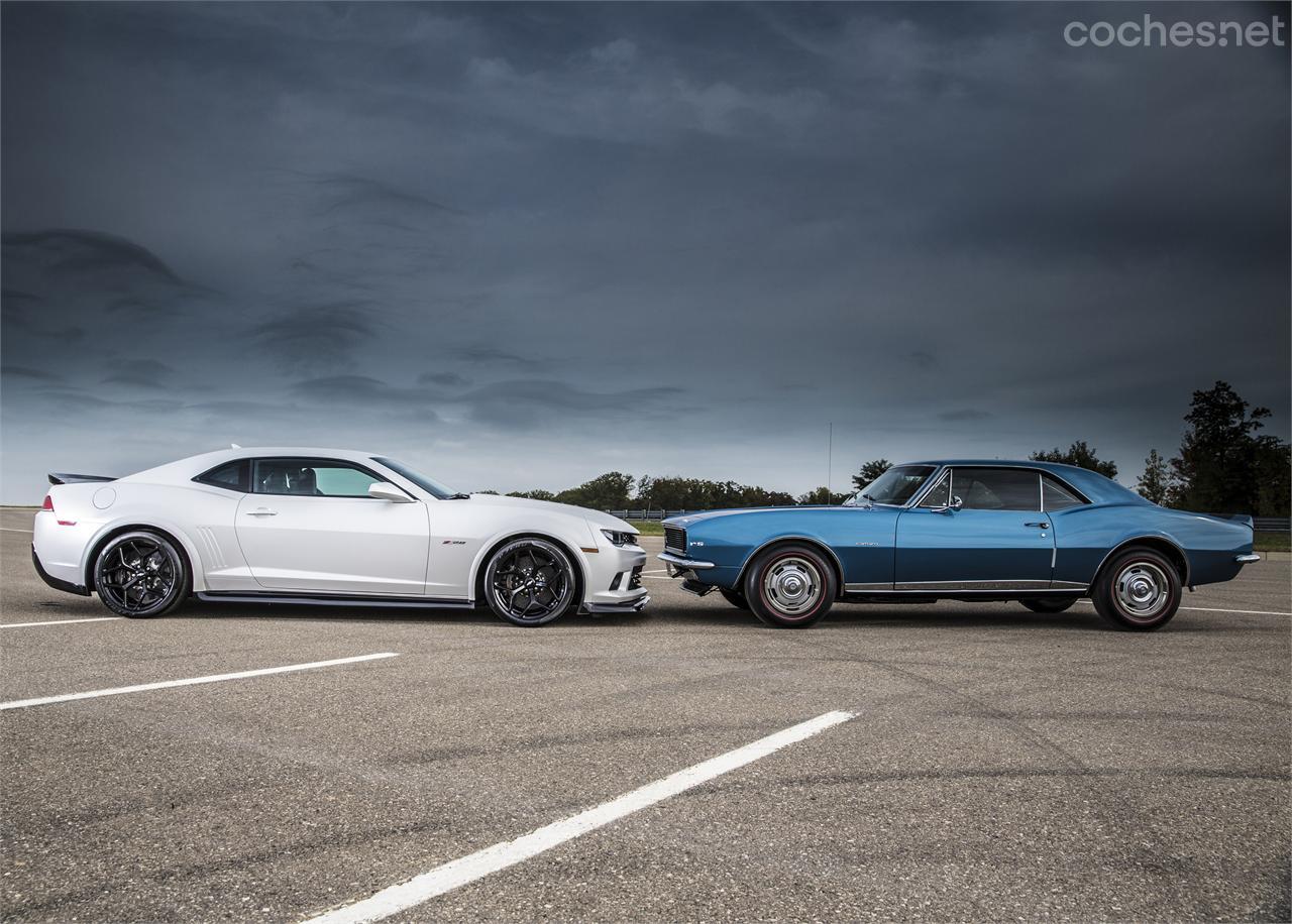 El Camaro Z/28 2014 frente al primer Camaro Z/28 de la historia que se comercializó como opción entre 1967 y 1969.